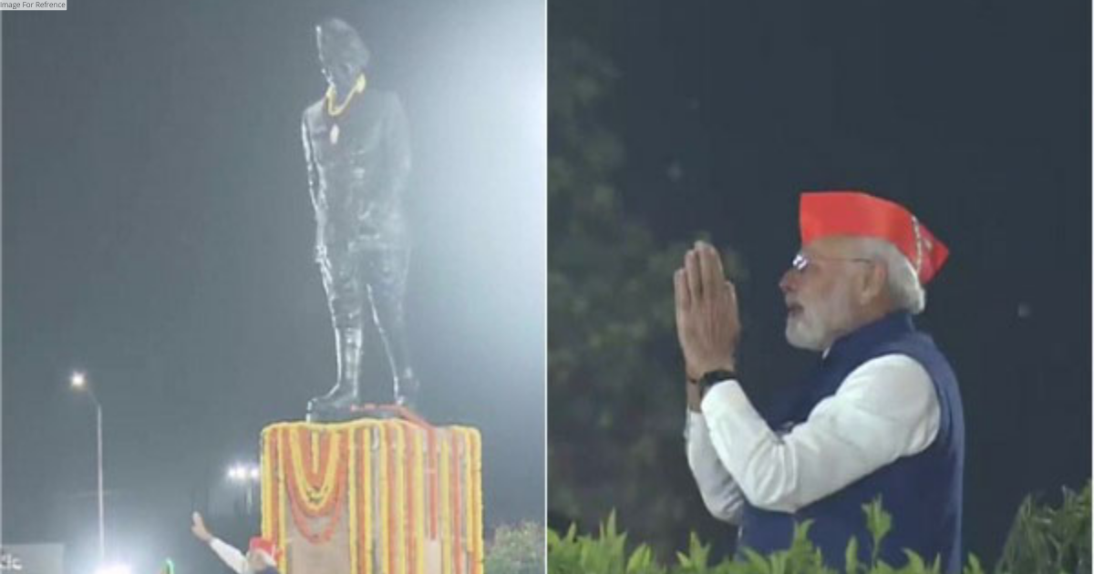 PM Modi paid floral tributes to Netaji Subhash Chandra Bose's statue during mega roadshow in Ahmedabad